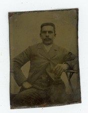 French tintype FERROTYPE PHOTO, un homme cheveux en brosse coude sur une table