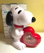 Réveil SNOOPY tenant un
