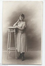 BM537 Carte Photo vintage card RPPC Femme mode fashion guéridon sellette