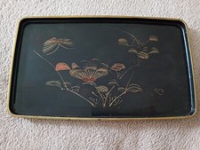 Plateau en bois laqué à décor de fleurs et papillon. Japon fin XIXe début XXe