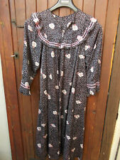 Robe fluide imprimée taille 44 fleurs roses sur fond noir manches 3/4