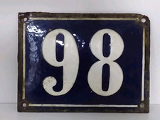 Ancien numéro de rue,  plaque bombée émaillée, en relief  n°98. Début XXè