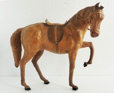 Cheval en cuir, antérieur