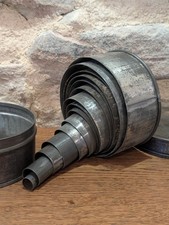 Boîte d'emporte pièces DEHILLERIN, rue coquilliére. ancien pâtisserie, fer blanc