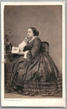 CDV 1865. Femme robe dentelle