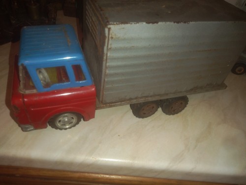 Ancien grand camion - en, tole