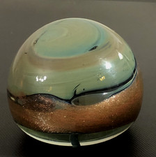 Sulfure presse papier signé Jean Claude Novaro inclusion doré