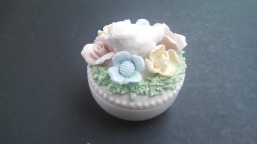 Porcelain trinket dish with - trinket,