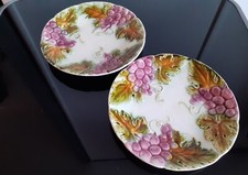 Paire d'assiettes en barbotine