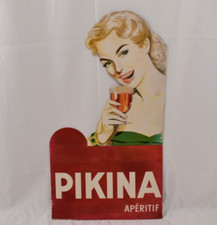 PIKINA APERITIF CARTON EN DÉCOUPE REPRÉSENTANT UNE PIN-UP 58 x 32 cm
