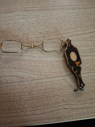 Lorgnon face main lunettes - main,