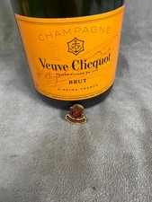 Pin's en laiton Veuve clicquot