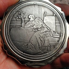 ancien poudrier métal scène