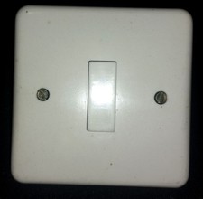 bouton poussoir / série