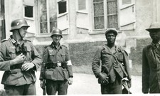 WW2..Tirailleur sénégalais beaucoup plus libre qu'1 officier FR 43 à Bulles Oise