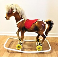 Petit cheval à bascule années 60 en plastique et métal - Voir descriptif