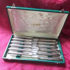 12 couteaux en métal argenté