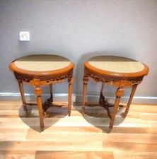 Deux petites tables en bois hêtre Louis XV, motifs sculptés et plateau en marbre