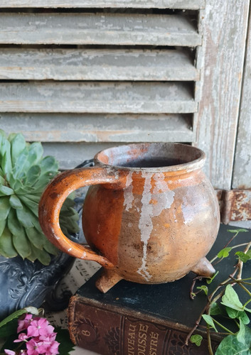 Ancien pot pied faisselle - a,