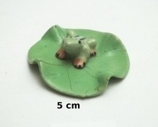 figurine grenouille en porcelaine ,sur nénuphar, bibelot, kikker  Gtp14-10