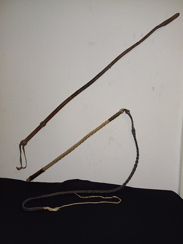 Ancien fouet bois torsadés - , &