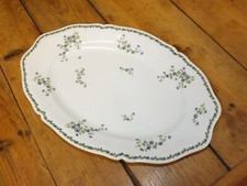 Grand plat ovale en porcelaine