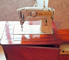 Machine à coudre SINGER 411 PANORAMIC avec son meuble à rallonge et accessoires.