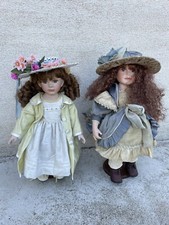 Lot De Deux Poupées Très Anciennes Porcelaine, Faïence, Céramique Sur Socle