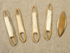 Lot ancien matériel de couture  navettes dévidoirs bois   dentelle filet ...