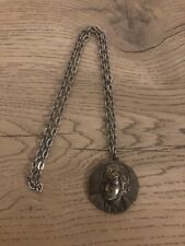 Johnny Hallyday médaille Jean Philippe Smet 15. 6. 1943 avec sa chaine 1970