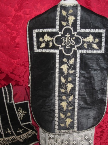 Chasuble noire complete - chasuble,