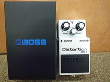Pédale d'effets BOSS DS-1WH Distortion Limited Edition Pearl White pour guitare