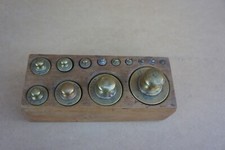 ANCIENNE BOITE COMPLÈTE  DE 13 POIDS (1KG À 1G)