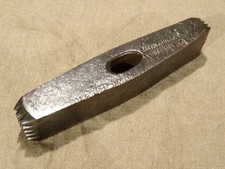 Outil ancien boucharde  tailleur de pierre  marquage Justin Guillet à Villebois