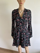 Robe noire et fleurie à