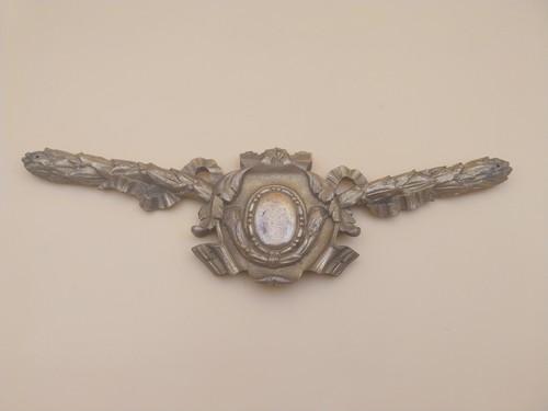 Fronton bronze ornements