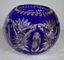 Vase boule overlay en cristal de SAINT-LOUIS de couleur bleu Ø 14 cm