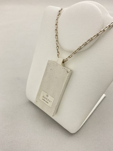 Collier pendentif plaque - , à