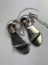 Sandales plates cloutées