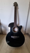 TAKAMINE GF15CE BLK – Guitare électro-acoustique noire + housse + sangle cuir ?
