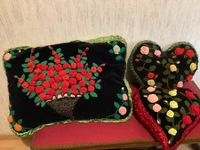 «  BEAU ET GRAND COUSSIN DÉCORATIF BRODÉ FAIT MAIN »  BOUQUET DE ROSES ROUGES «