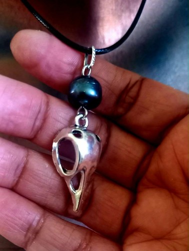 Collier agrémenté une - agrémenté, d’une