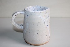 Petit pichet en grès blanc et moucheté bleu, signé, hauteur 12.5 cm
