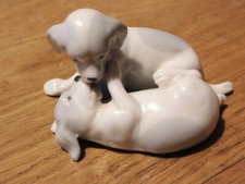 -JOLIE STATUETTE 2 CHIOTS PORCELAINE  marqué GP COLLECTION OBJETS  VITRINE déco