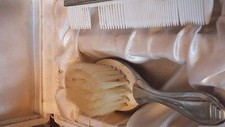 ancien coffret de naissance : brosse et peigne (manque quelques dents au peigne)