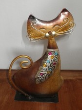 chat en métal sur socle noir avec moustaches et collier coloré très bon état