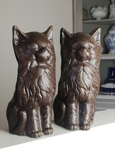 Statuettes chats paire de serre livre ancien en métal à patine bronze