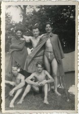 PHOTO ANCIENNE - VINTAGE SNAPSHOT - HOMME TORSE NU SLIP GROUPE GAG DRÔLE - MAN
