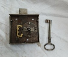 Serrure armoire , Commode Ancienne   Porte  gauche Ou Verticale neuf de stock 