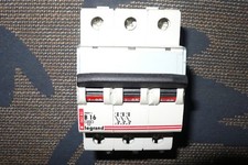 DISJONCTEUR TRIPHASE LEGRAND